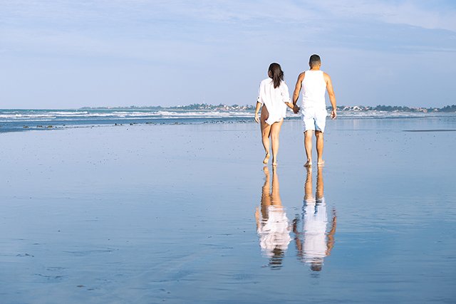 Casal Romântico na Praia de Barro Preto, Luís Correia Casal caminha de mãos dadas na ampla Praia de Barro Preto, cenário de tranquilidade ideal para quem se hospeda nos **chalés em Luís Correia** da Pousada Al Mare.